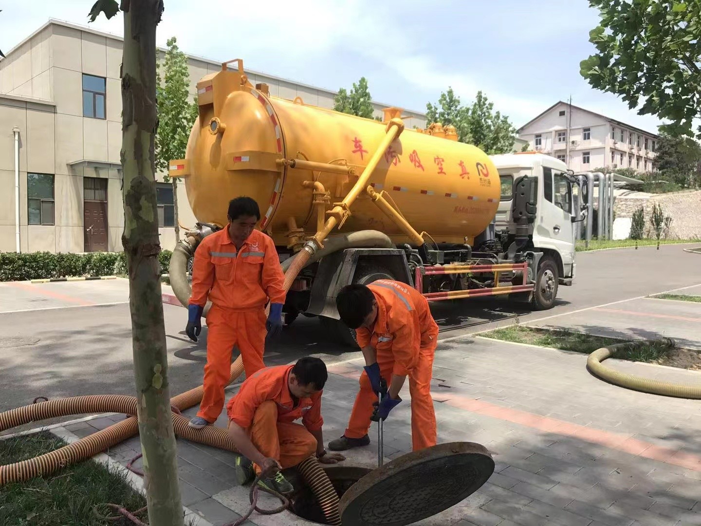 安塞管道疏通车停在窨井附近