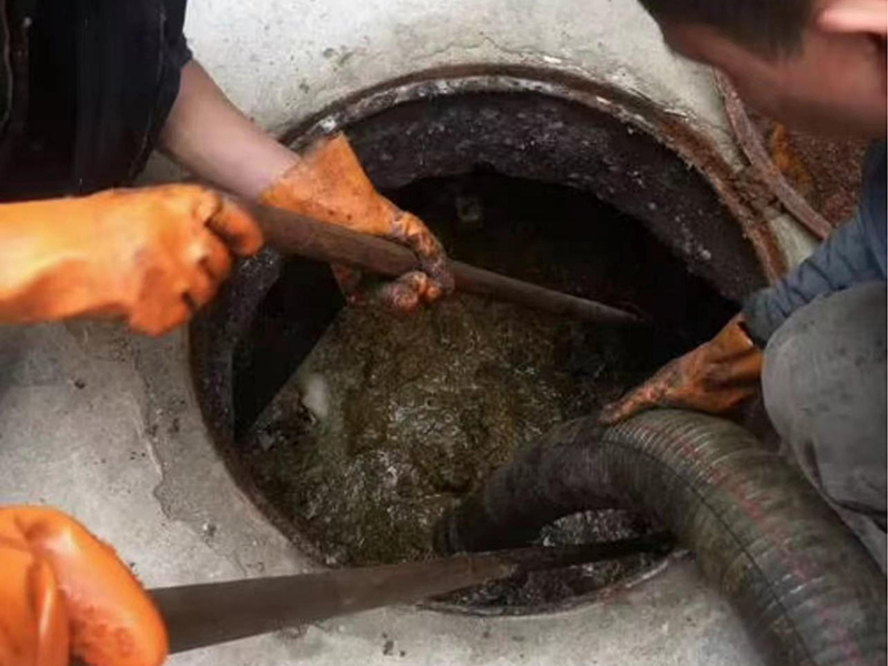 安塞清理化粪池时如何避免沼气的危害？